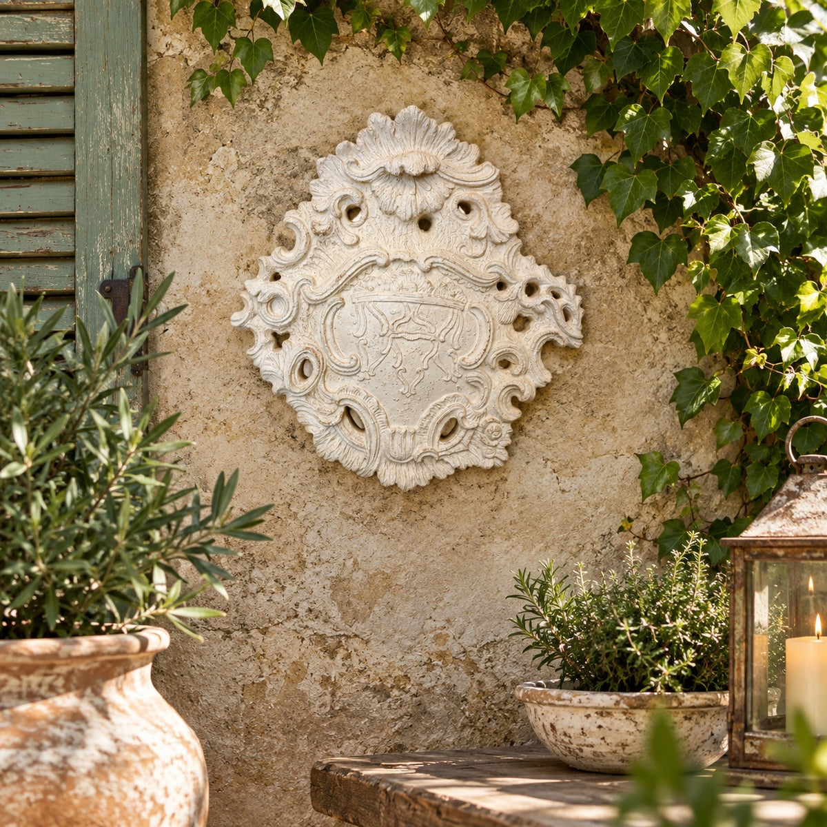 Stemma decorativo in resina bianco 86x82 cm