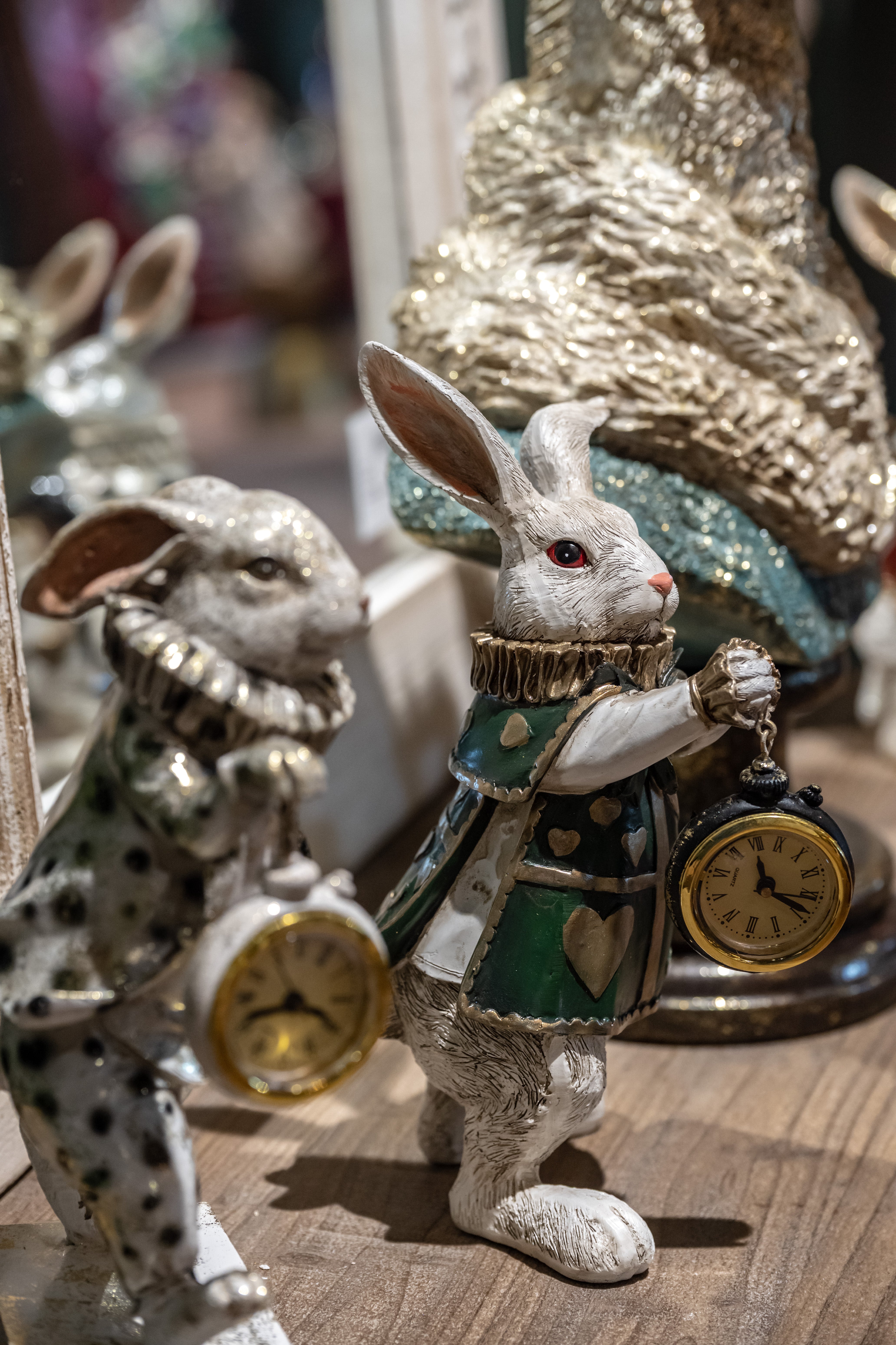 Statuina Bianconiglio con Orologio in Resina Bianco/Verde H. 24 cm
