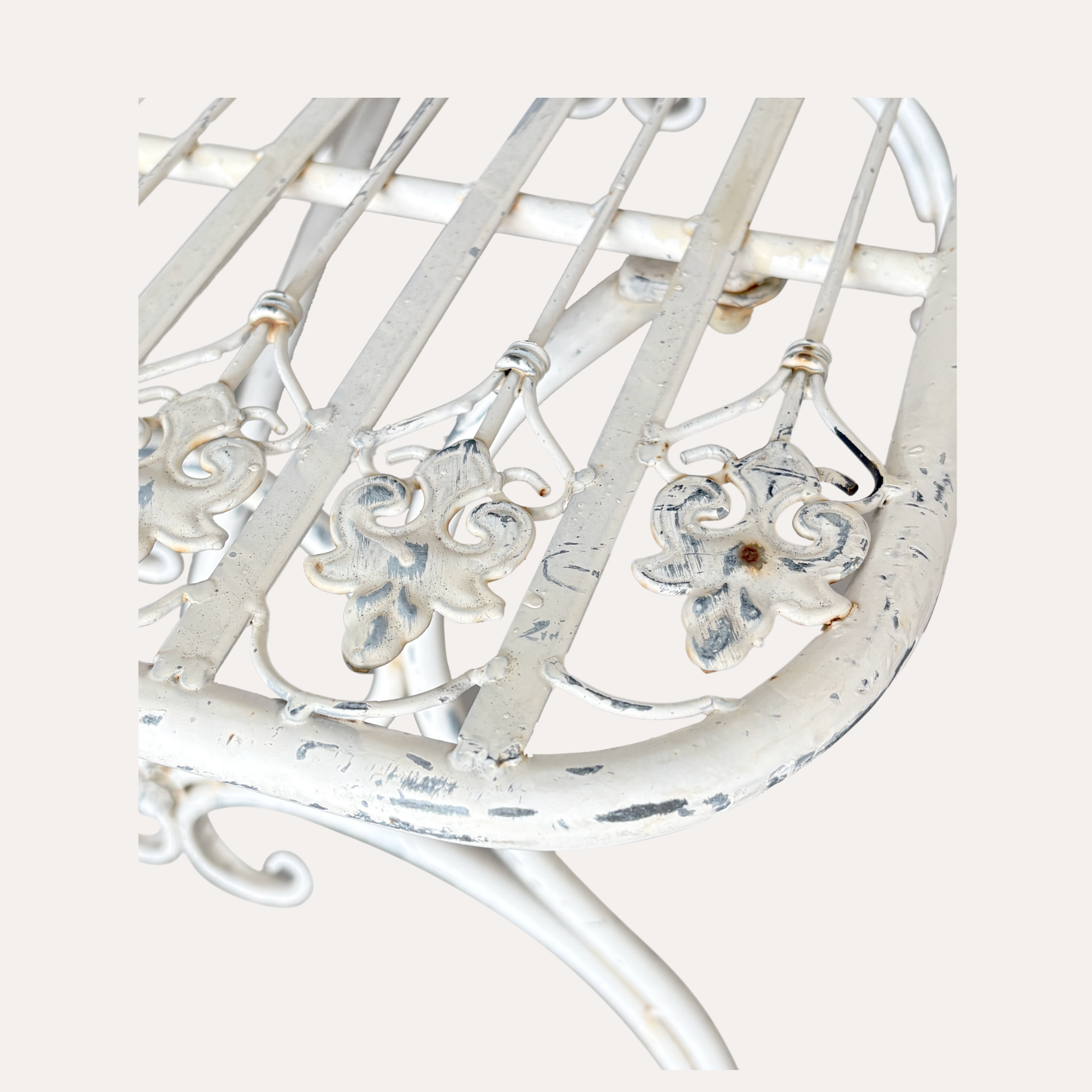 Set da Giardino Antik con Tavolino Fumo e 4 Poltroncine Bianco Anticato