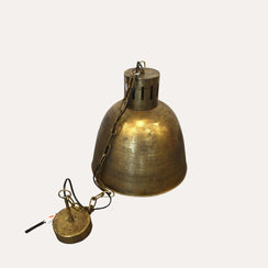 Goldener Hängeleuchter aus Metall, H. 150 × Ø 40 cm