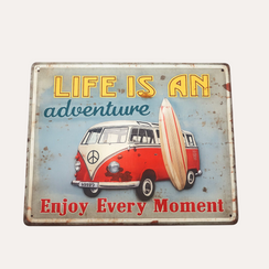 Tabella in Latta “Life Adventure” con Furgoncino 40x30 cm – Stile Vintage Travel