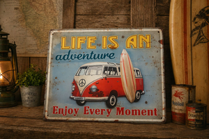 Tabella in Latta “Life Adventure” con Furgoncino 40x30 cm – Stile Vintage Travel