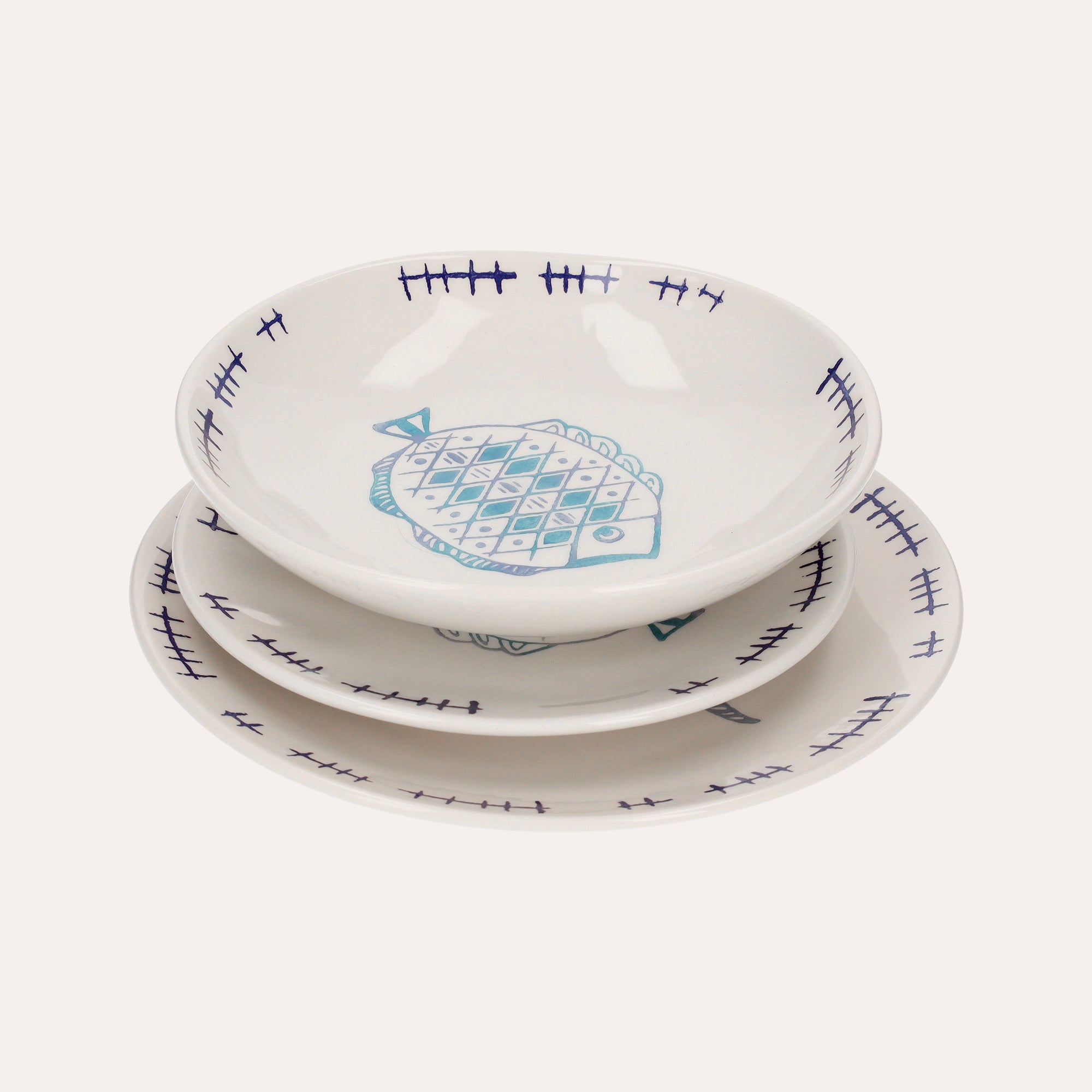Servizio di Piatti in Ceramica Decorati con Pesci